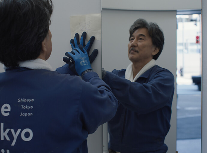 Die Hauptfigur Hirayama geht seiner beruflichen Tätigkeit als Toilettenreiniger voller Hingabe und Gründlichkeit nach. Bild: DCM Film Distribution 