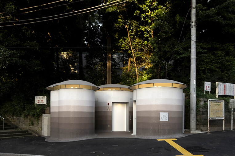 Der weltweit bekannte Architekt Toyo Ito hat am Rand des städtischen Parks und Wäldchens Yoyogi Hachimann öffentliche Toilettenhäuser geplant, die auf dem ersten Blick an drei Pilze erinnern. Bild: Toto