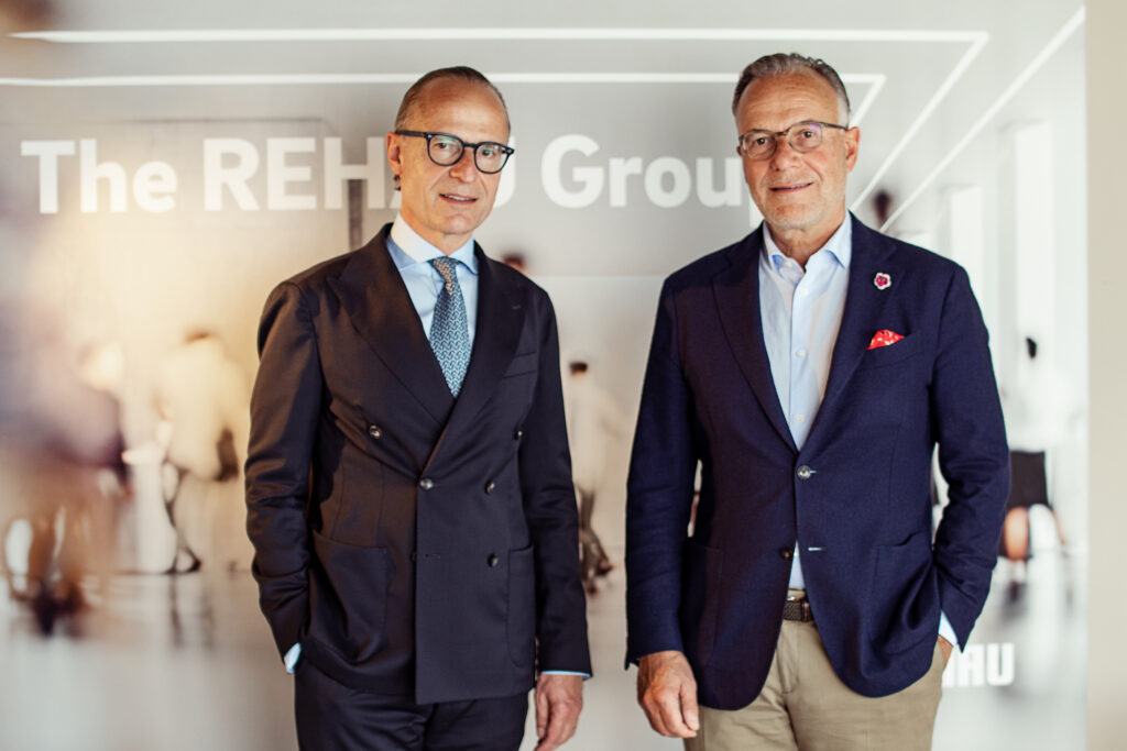 Im Jahr 2000 übergab Helmut Wagner die Unternehmensleitung an seine Söhne Jobst Wagner (rechts) als Präsident und Dr. Veit Wagner als Vizepräsident; 2021 erfolgte der Rollentausch. Bild: Rehau