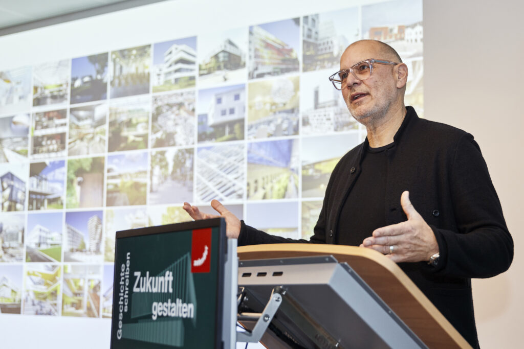 In seiner abschließenden Keynote plädierte Stefan Rappold (Behnisch Architekten, Stuttgart) für differenzierte, unkonventionelle und nachhaltige Lösungen, um eine lebenswerte und bereichernde Umwelt für alle zu ermöglichen. Bild: Zehnder
