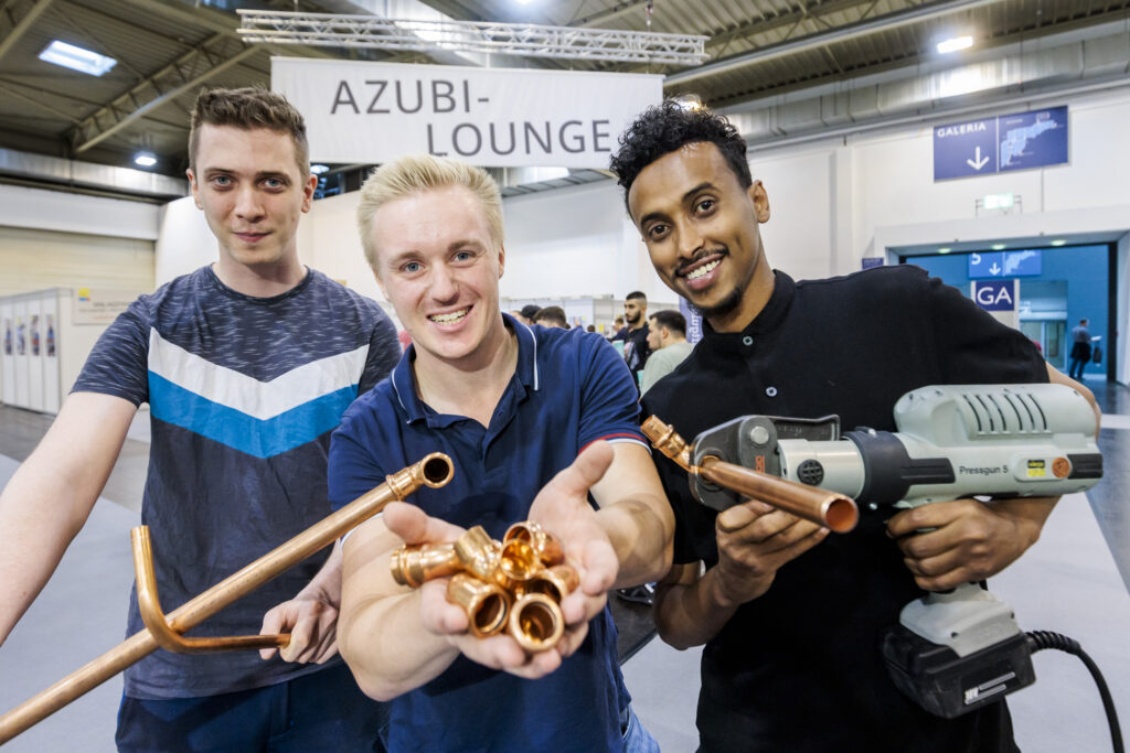 Die Azubi-Lounge des Fachverbands SHK NRW in Halle 2 am Stand B02 ist während der gesamten Dauer der Messe ein Anlaufpunkt für junge Menschen. Bild: Messe Essen