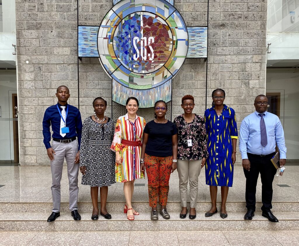 Jessica Trejo (dritte von links) arbeitet im Rahmen einer Kooperation mit einem kenianischen Universitätsinstitut (sbs.strathmore.edu) daran, jungen Frauen aus einkommensschwachen Gemeinden technische Kenntnisse in Bezug auf Sanitär- und Solaranlagen zu vermitteln. Bild: Hansgrohe