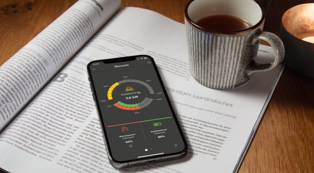 Ein Energiemanagement verteilt den selbst erzeugten Photovoltaikstrom automatisch im Eigenheim. Bild: Buderus
