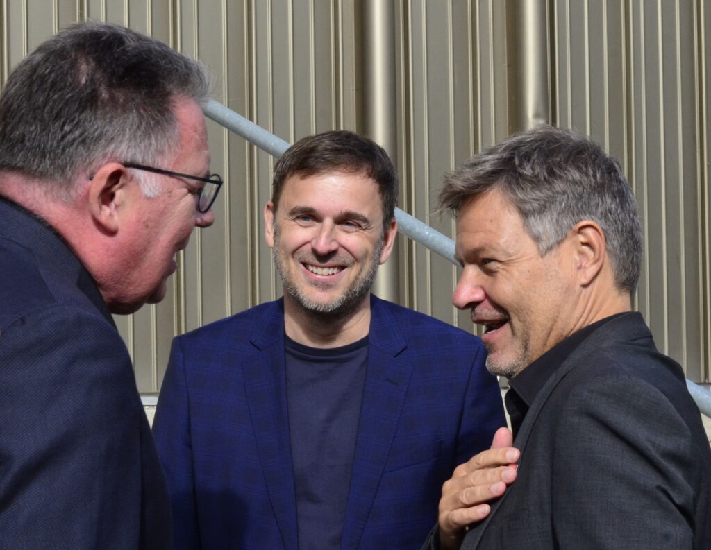 Gut gelaunt traf der Bundeswirtschaftsminister bei der SHK Innung München ein, wo er von Geschäftsführer Ralf Suhre (Mitte) und Obermeister Olaf Zimmermann (links) begrüßt wurde. Foto: SHT / Karlhorst Klotz