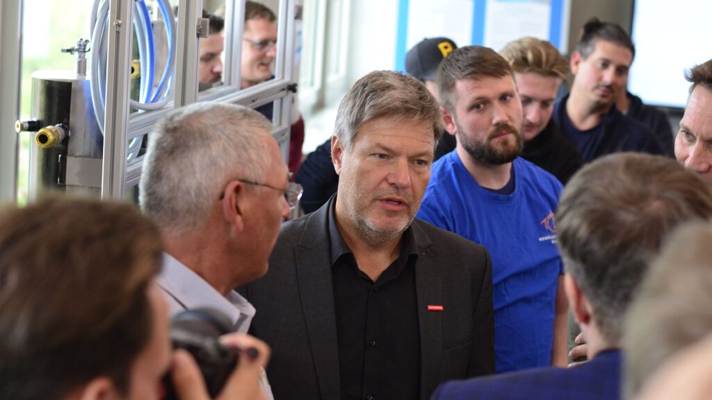 Der Bundesminister für Wirtschaft und Klimaschutz Robert Habeck nahm sich bei seinem Besuch im Wärmepumpencampus fast zwei Stunden Zeit, um mit den Verantwortlichen der Innung, aber auch mit den angehenden Meistern für das Installateur- und Heizungsbauerhandwerk über ihre Erfahrungen, Wünsche und Kritikpunkte zu sprechen. Foto: SHT / Karlhorst Klotz