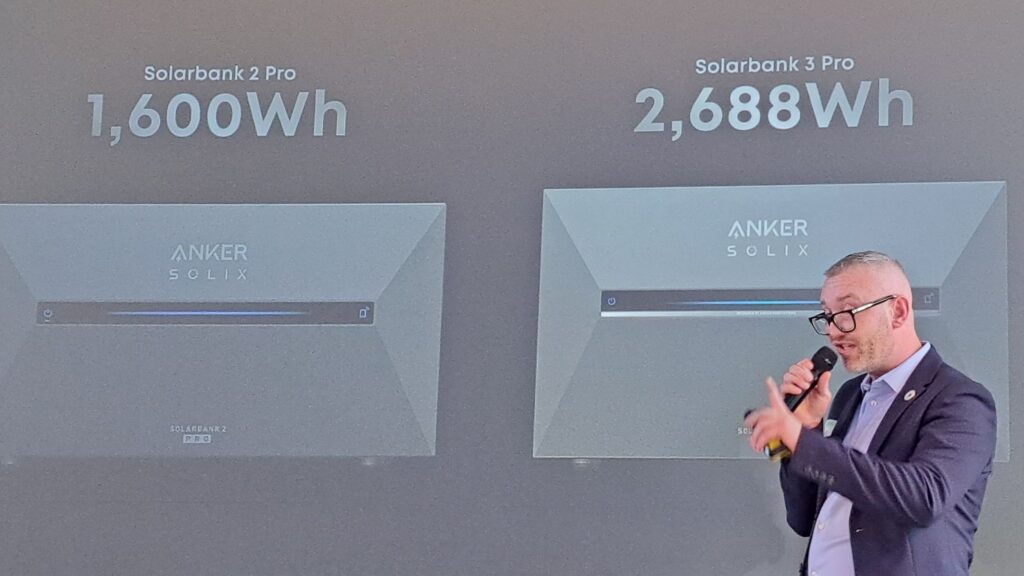 Die Solarbank 3 Pro weist eine deutlich höhere Leistungsdichte auf, die gegenüber dem Vorgängermodell (links) trotz deutlich höherer Kapazität nur ein drei Zentimeter größeres Gehäuse erforderlich macht. Bild: SHT / K. Klotz