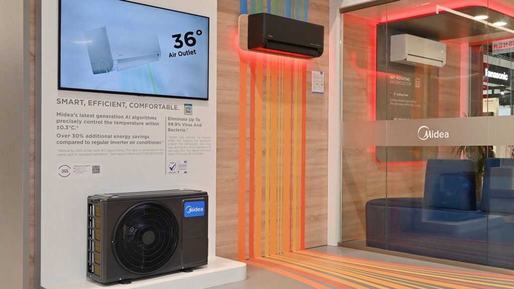 In einem nachgebildeten Wohnraum konnten Besucher die Heizfunktion der Split-Klimaanlage Solstice testen. Bild: Midea