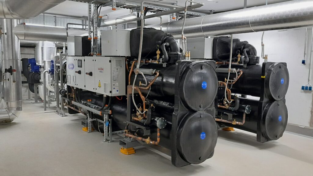 Zwei Hochtemperatur Wasser/Wasser-Wärmepumpen vom Typ AquaForce 61XWH-ZE10 von Carrier wandeln die Abwärme des Rechenzentrums in nutzbare Heizenergie für das kommunale Fernwärmenetz um. Bild: Stadtwerke Norderstedt