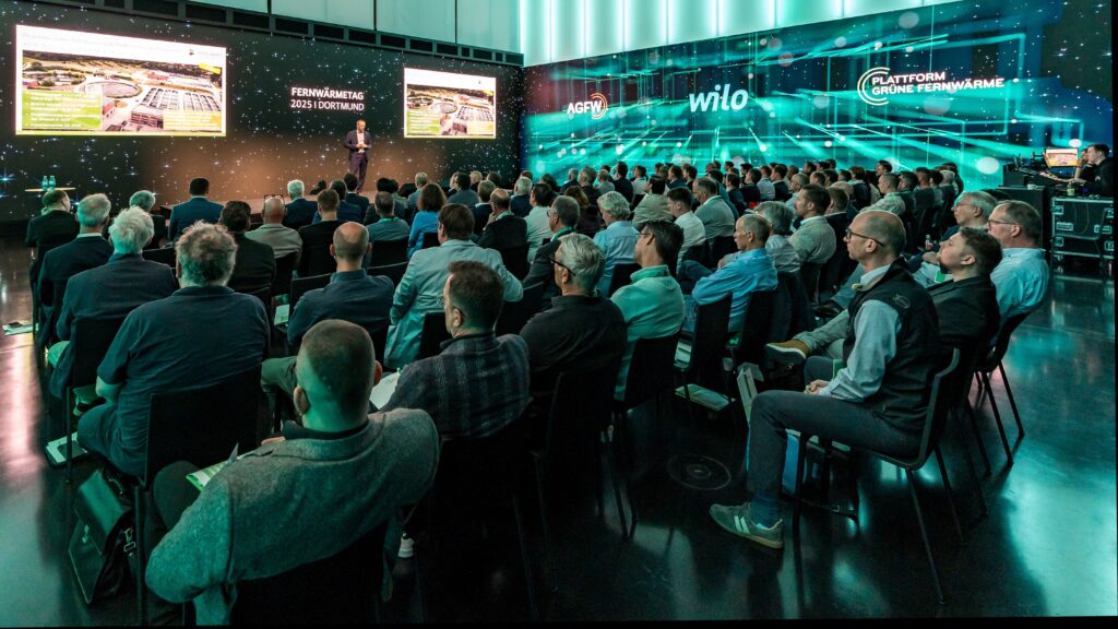 Über 100 Expertinnen und Experten aus Energieversorgungsunternehmen, Planungsbüros für Infrastruktur sowie Kommunen informierten sich unter anderem über den Status der grünen Fernwärme und Digitalisierung. Bild: Wilo / Timm Westen