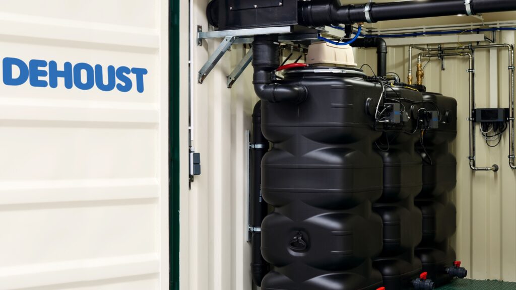 Die Grauwasseranlage Gotec wurde speziell für die Abwasseraufbereitung auf Golfplätzen entwickelt und kombiniert mechanische, biologische und physikalisch-chemische Prozesse in einem modularen Aufbau. Bild: Dehoust