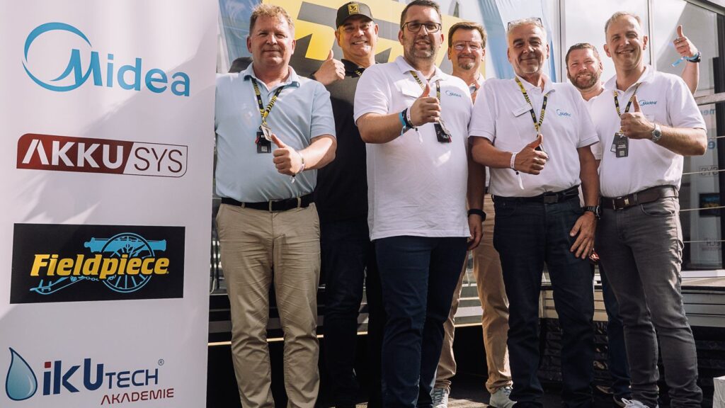 Bei der Bekanntgabe der Partnerschaft (von links) Ralph Kobsik (General Manager Midea Europe), Jens Wichmann (Regional Sales Manager DACH Fieldpiece Instruments), Benjamin Zieker (Head of HVAC Solution Midea Europe), Lars Blum (Inhaber Ikutech Akademie), Oliver Sattler (Area Sales Manager Midea Europe), Benjamin Fischer (Regional Sales Manager Midea Europe), Björn Nowosadtko (CEO Akku Sys Akkumulator- und Batterietechnik Nord). Bild: Midea