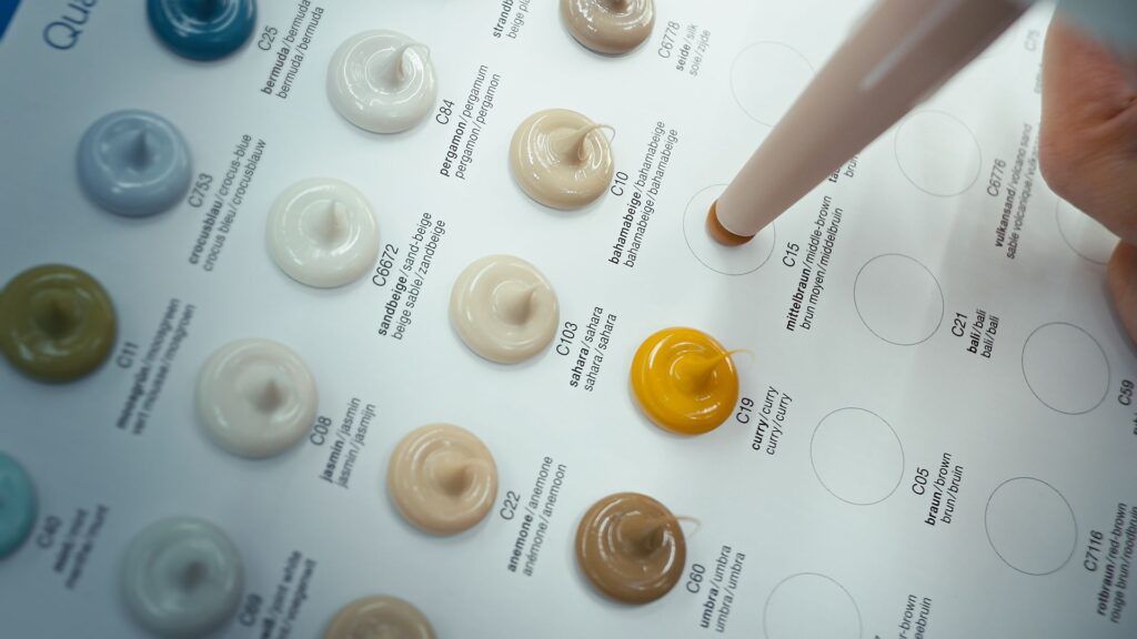 Die Farbtafeln werden nach wie vor einzeln in Handarbeit hergestellt. Bild: Otto-Chemie