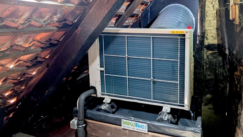 Die im Spitzboden unter dem Dach aufgestellte „Außeneinheit“. Bild: CP Kaut