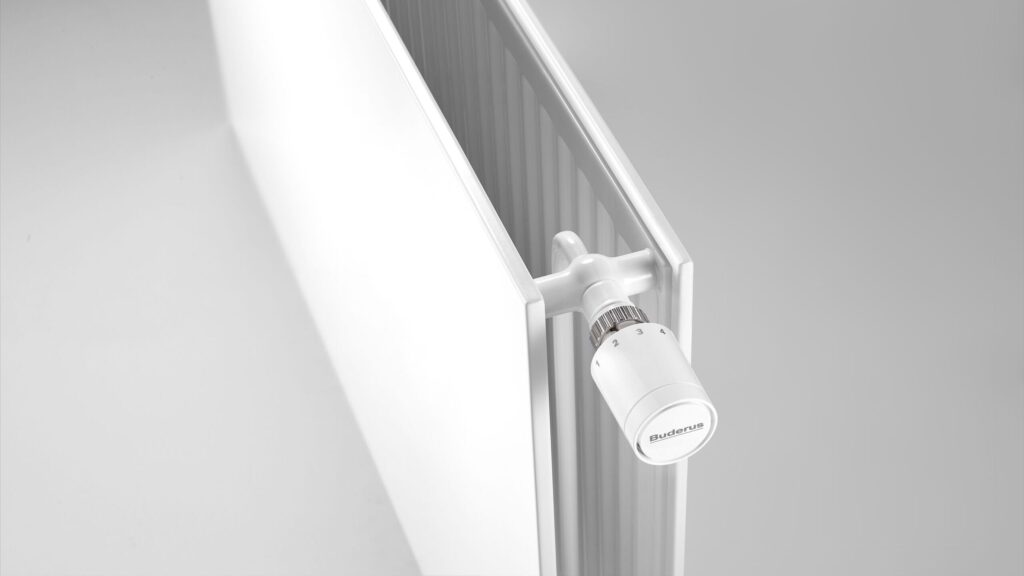 Speziell für sensible Bereiche wie Krankenhäuser, in denen eine häufige und gründliche Reinigung und Desinfektion unerlässlich ist, gibt es die Logatrend-Flachheizkörper auch ohne Konvektionsbleche, Abdeckgitter und Seitenteile. Bild: Buderus