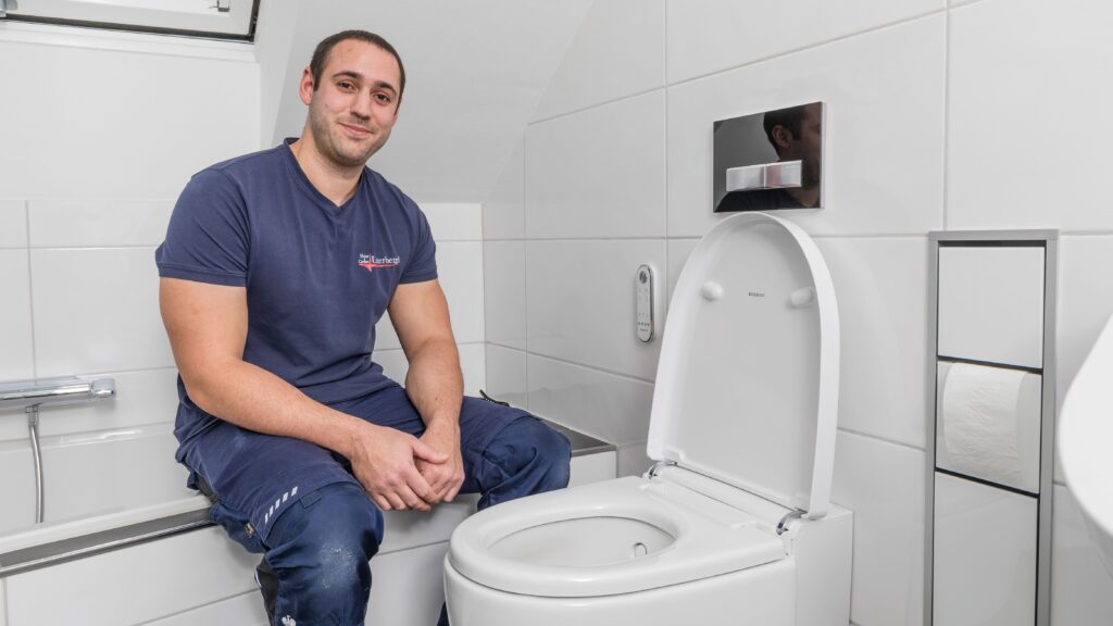 Für Kevin Unterberg war es wichtig, dass das Dusch-WC wie eine normale Toilette aussieht. Seine Entscheidung fiel daher auf das AquaClean Mera, dessen Design die integrierte Technik verhüllt. Bild: Geberit