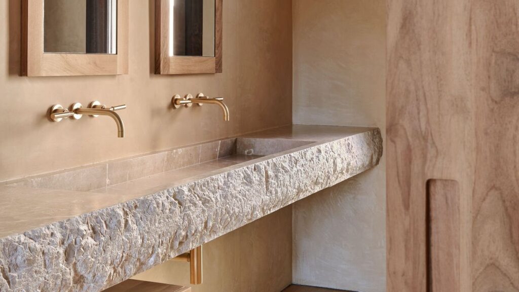 In den Bädern von Paseo Mallorca 15 hat das Architekturstudio OHLAB maßgefertigte Waschtische aus Naturstein entworfen. Bild: José Hevia