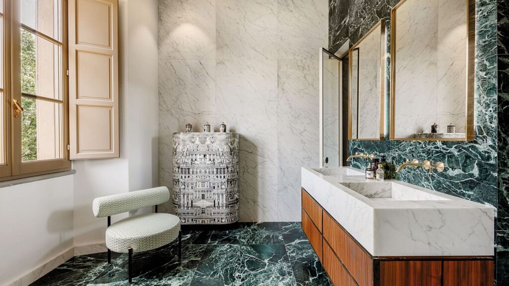 Villa il Gioiello, ein modernisiertes Renaissance-Juwel in der Toskana mit Marmor (weiß: Carrara, schwarzgrün: Verde delle Alpi), außerdem Walnussholz. Gemeinsam mit den Vaia-Armaturen in Gold gebürstet (23,9kt) schaffen sie eine dezent luxuriöse Atmosphäre. Bild: Pierattelli Architetture / Iuri Niccolai