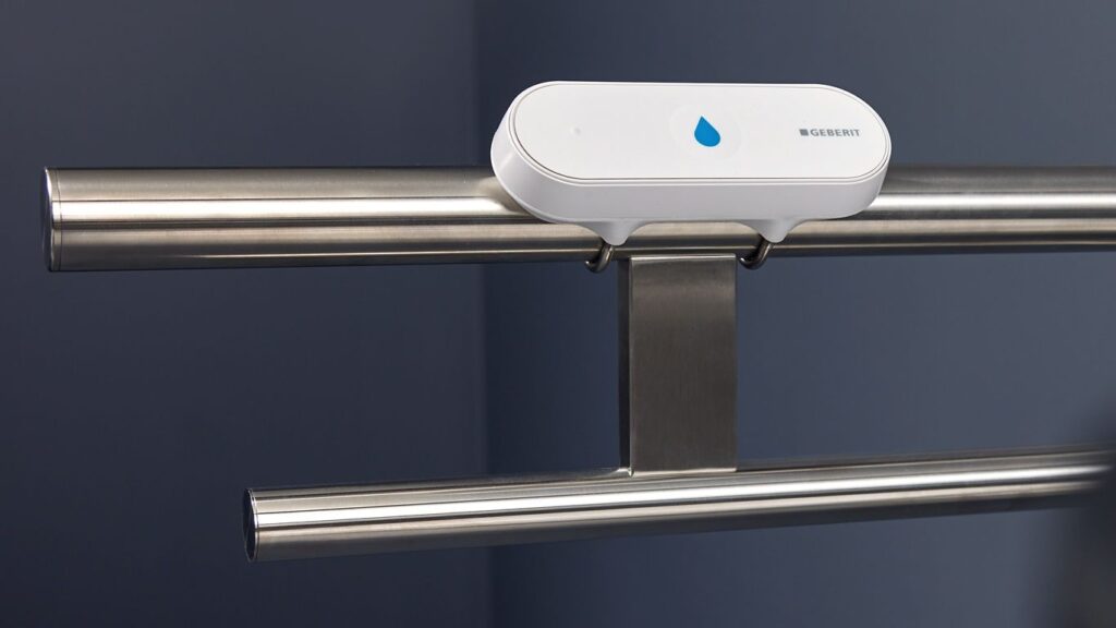 Die Bluetooth-Fernbetätigung lässt sich an der Wand oder direkt am Stützklappgriff montieren und auch nachträglich integrieren. Bild: Geberit