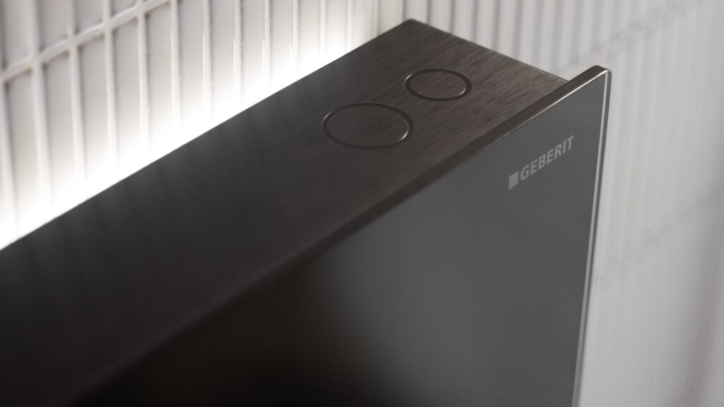 Die Soft-Touch-Bedienelemente des Monolith Plus vereinen Design mit Funktionalität und ermöglichen eine komfortable Steuerung von Spülung und Licht. Bild: Geberit