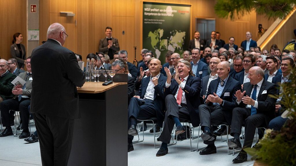 Gute Laune bei der Rede von THD-Präsident Prof. Waldemar Berg bei der gemeinsamen feierlichen Eröffnung des THD-Campus Mainburg und des Wolf Campus im selben Gebäude. Bild: THD / Stefan Kunz
