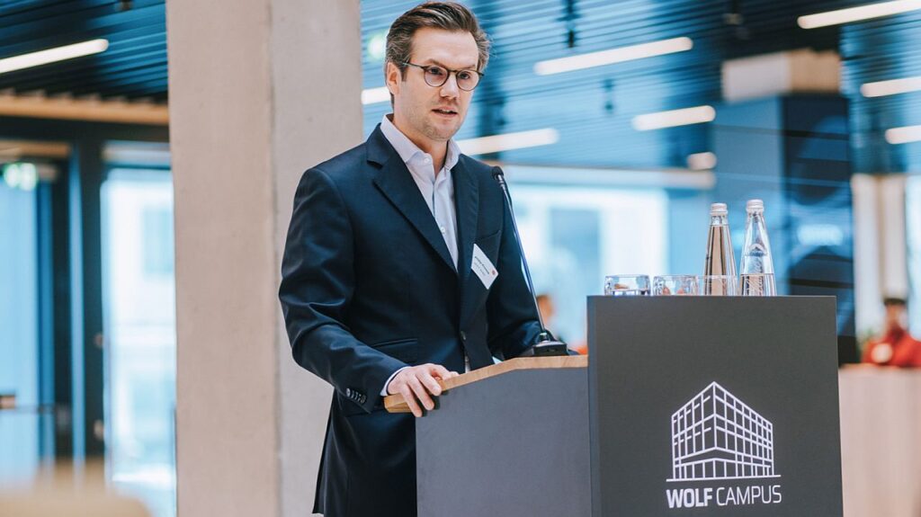 In seiner Eröffnungsrede hob Philip Krossa, Vorsitzender der Geschäftsführung, die zentrale Rolle moderner Schulungsangebote für das Fachhandwerk hervor. Bild: Wolf