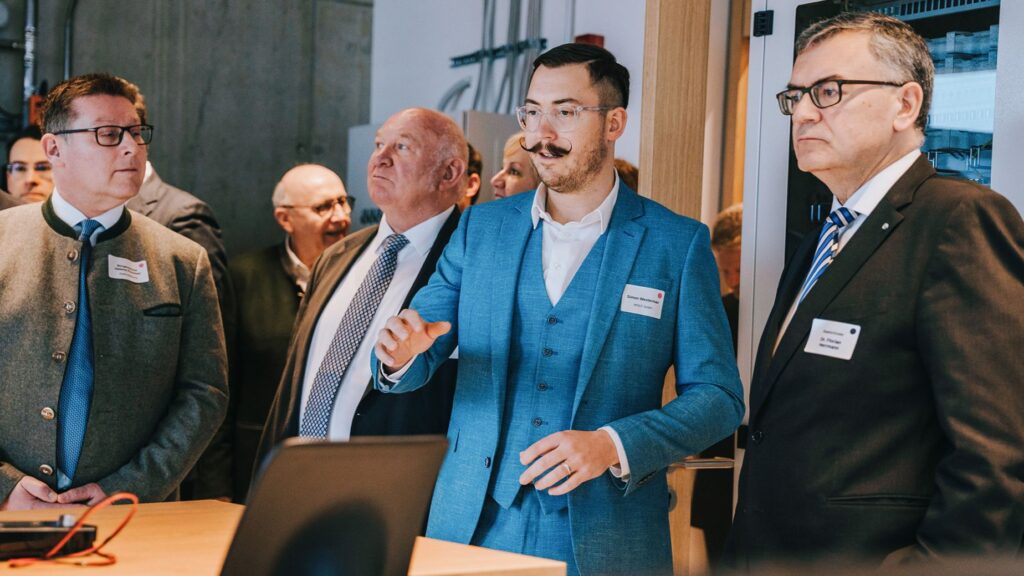 Beim Rundgang ließ sich Dr. Florian Herrmann, MdL, Leiter der Bayerischen Staatskanzlei und Staatsminister für Bundesangelegenheiten und Medien (rechts), von Campus-Leiter Simon Westermair (Mitte) die Räumlichkeiten zeigen. Bild: Wolf