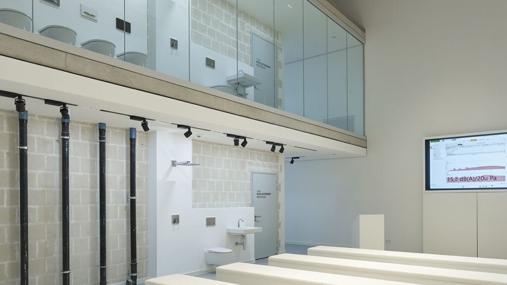 Der als Haus in einem Haus realisierte Akustik-Kubus soll für das Thema Bauakustik sensibilisieren. Bild: Roland Halbe