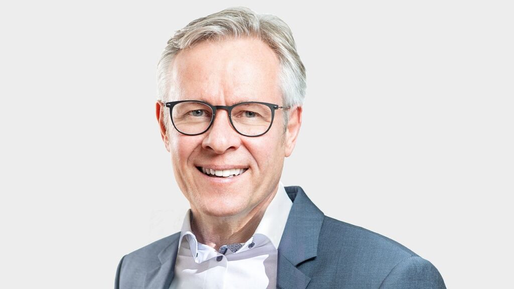 „Das Handwerk ist das Rückgrat unserer Wirtschaft. Umso wichtiger ist es, für das Handwerk einen einfachen Zugang zu hochwertiger Weiterbildung zu ermöglichen“, betont Meinolf Bürgermann, Leiter Kundenschulung bei der Geberit Vertriebs GmbH. „Mit unserem neuen Campus können wir noch individueller auf die Bedürfnisse der Teilnehmer eingehen und sie gezielt auf die Anforderungen von heute und morgen vorbereiten.“ Bild: Geberit