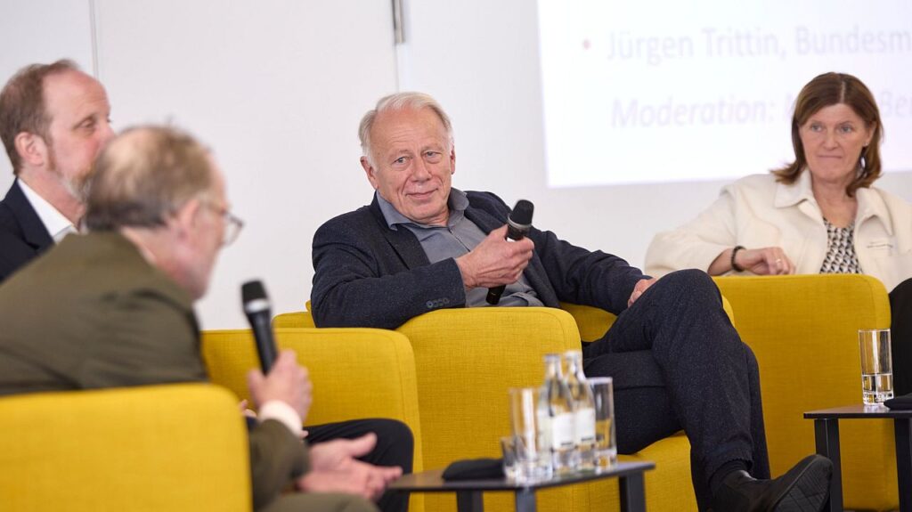 In der politischen Diskussionsrunde fordern (von rechts nach links) Beate Schmidt-Menig, Jürgen Trittin und Dr. Martin Sabel mehr Ehrgeiz und mehr Tempo bei der Wärmewende. Bild: DEPV / Viviane Wild
