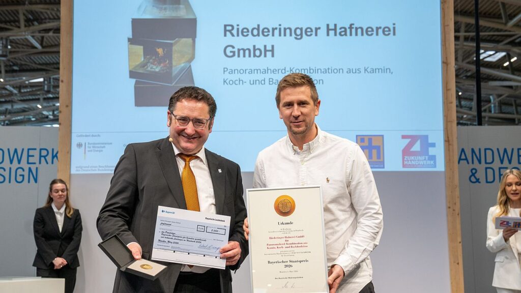 Der Staatssekretär im Bayerischen Staatsministerium für Wirtschaft, Landesentwicklung und Energie Tobias Gotthard (links) überreichte Urkunde und symbolisch das Preisgeld für den Bayerischen Staatspreis an Max Mayer von der Riederinger Hafnerei. Bild: GHM