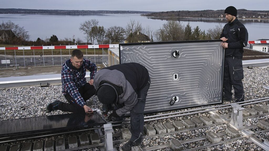 Insgesamt haben die Monteure 228 Photovoltaik-Thermie-Module installiert. Bild: TWL-Technologie
