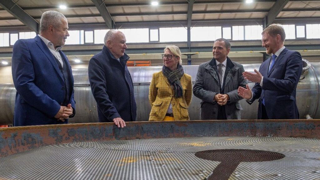 Bei einem Rundgang erhielten die Gäste Einblicke in das neue Gebäude und Produktionsanlagen. Von links nach rechts: der Landrat des Landkreises Sächsische Schweiz-Osterzgebirge Michael Geisler, CEO Wolfgang Dehoust, MdL Sandra Gockel, CEO Andreas Bichlerund der Ministerpräsident des Freistaates Sachsen Michael Kretschmer. Bild: Dehoust
