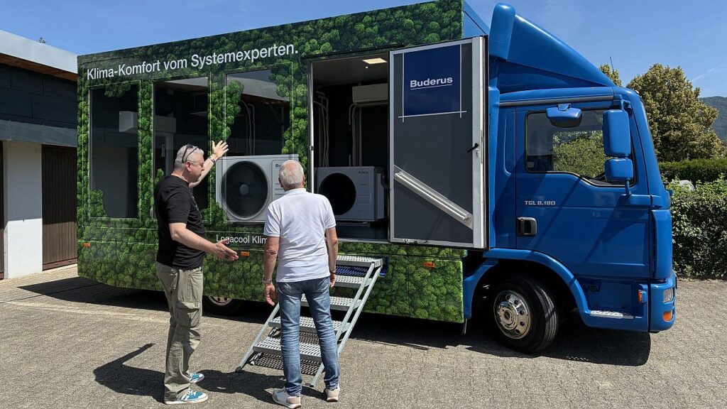 Vor Ort haben Handwerkspartner die Möglichkeit, sich im laufenden Betrieb zu informieren und zu testen. Bild: Buderus