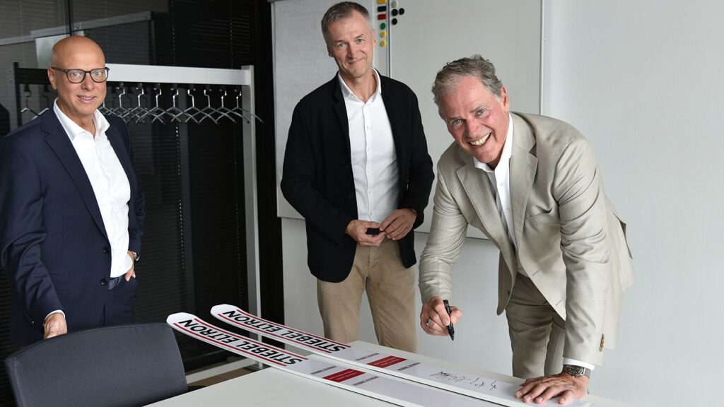 Die Zusammenarbeit wurde auch per Unterschrift auf echten Sprungski besiegelt. Von links: Claus Kroll-Schlüter, Leiter Marketing Communication von Stiebel Eltron, Fischer-Sports-CEO Franz Föttinger und Stiebel-Eltron-Geschäftsführer Heinz-Werner Schmidt. Bild: Stiebel Eltron