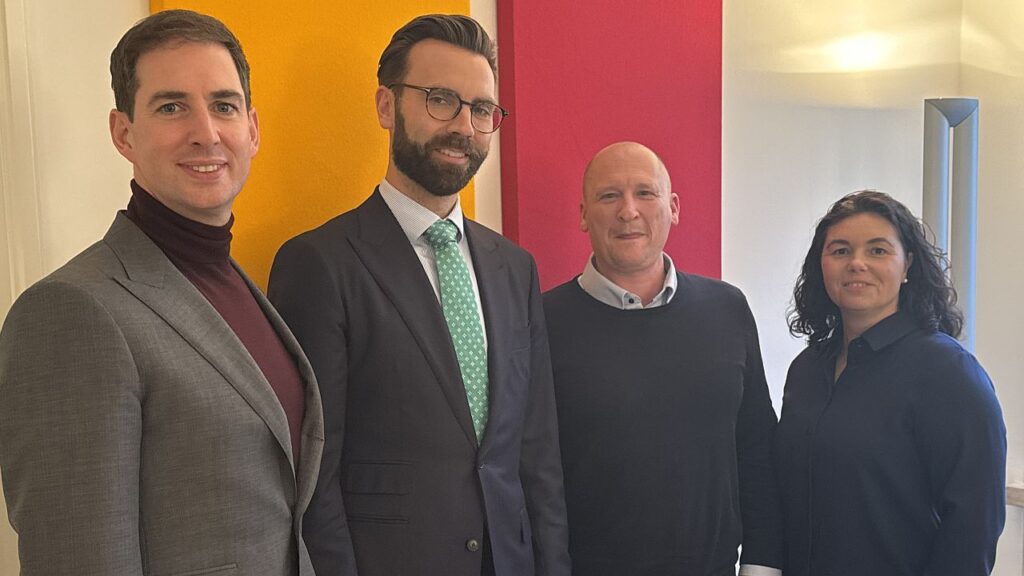 Von links: Christoph Blepp und Patrick Seidler von der S&B Capital sowie André und Sandra Laucht von der Schuster GmbH. Bild: S&B Strategy