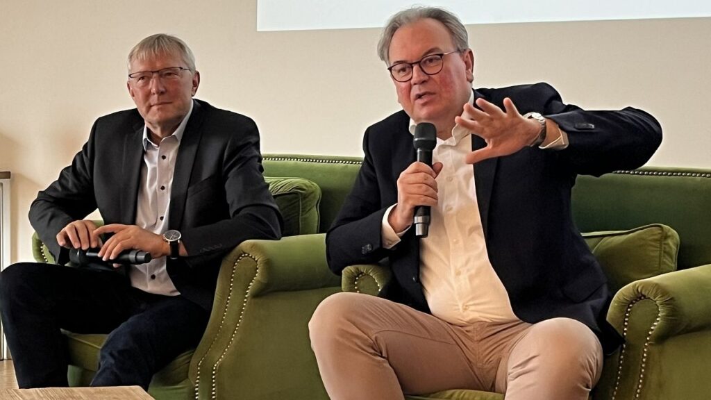 Fachimpulse lieferten Ludwig Friedl, Vorstandsvorsitzender Bayerische Energieagenturen, und Dr. Wolfgang Schwarz, Hauptgeschäftsführer (FVSHK Bayern). Bild: Depi