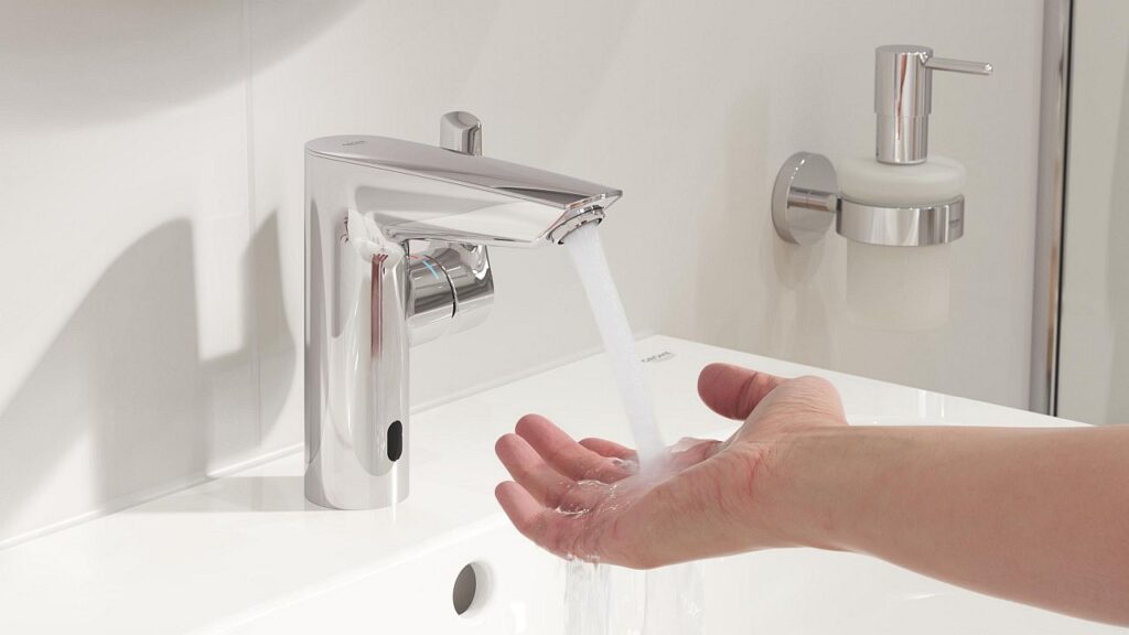 Die 2-in-1 Hybrid-Armatur lässt sich berührungsfrei oder manuell bedienen. Bild: Grohe